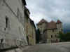 Dans la cour du chteau