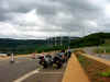 Les motos devant le viaduc