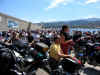 Les motards attendent sur le port