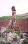 Statue en bois sur la place de ce petit village