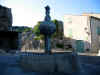 la fontaine au milieu de la place