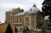 Le thtre,  ct de la mairie