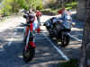 Les motos sont  l'ombre
