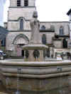 La fontaine saint Benoit, derrire, glise de St Michel des Lions