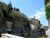 En montant au village