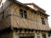 En face de l'abbaye