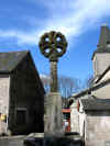 Superbe croix trfle dans un petit village