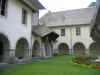 L'entre de l'glise dans le monastre