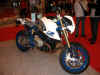 La BMW de supermotard aux bras muscls(trs muscls!)