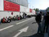 Le repas de midi ... le long du mur, comme les stands des circuits