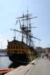 Superbe bateau du pass dans le port de St malo